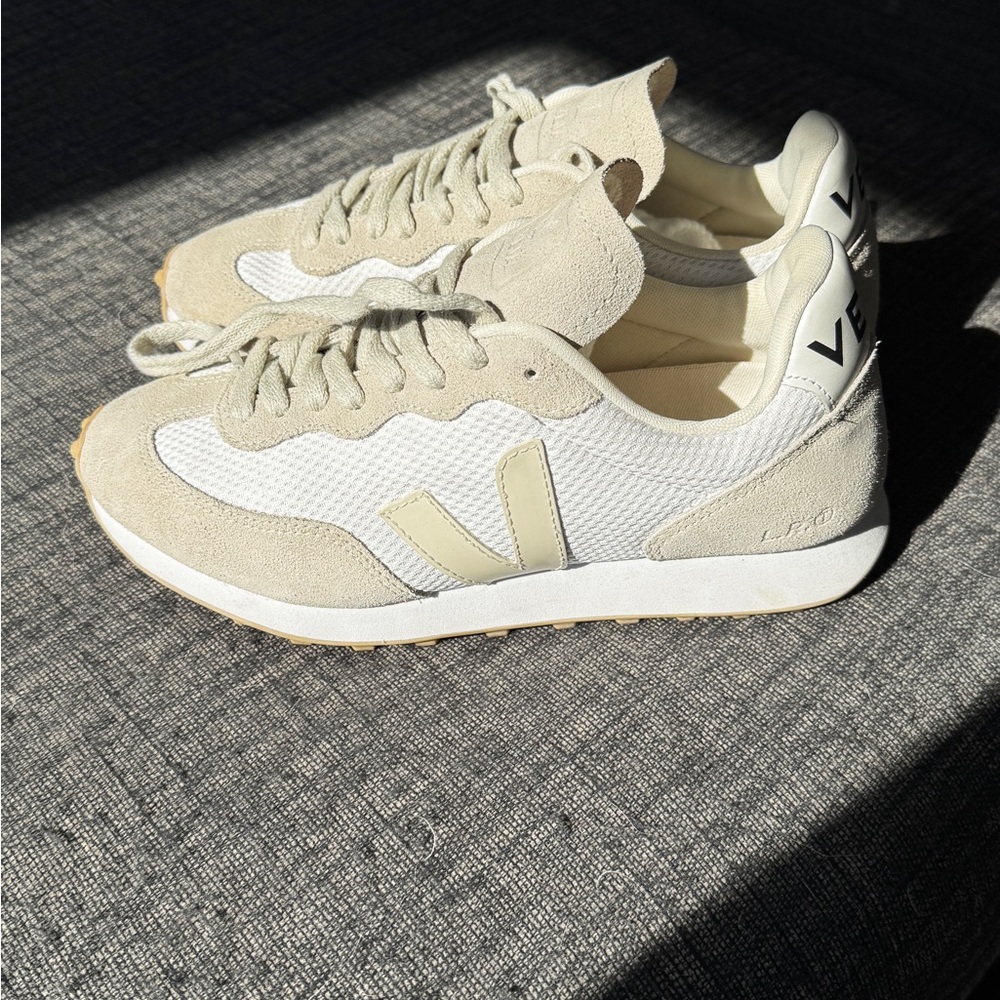 Veja Rio Branco Alveomesh in white/beige